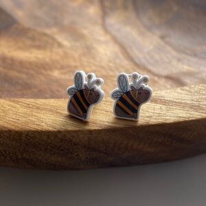 ⭐️ 2/$20 earring sets ⭐️ 
Set of capybara bee earrings NEW